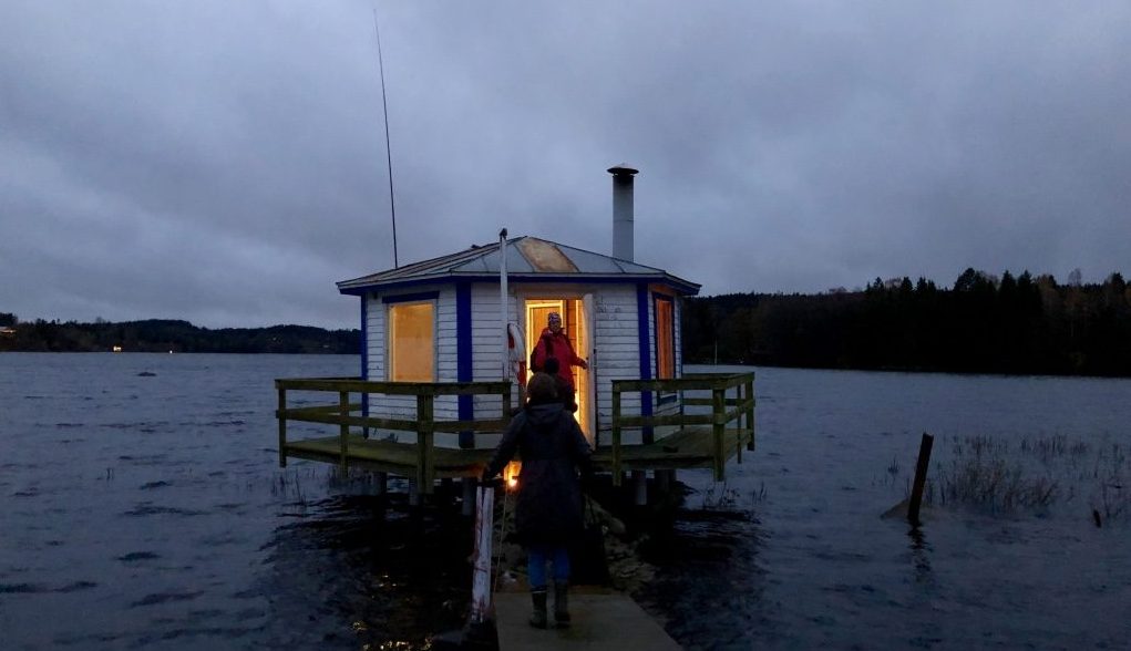 En perfekt höstkväll med bastubad mitt i sjön